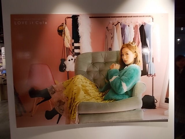 西野カナカフェ ネコ家具展 Estacao Central 避難小屋