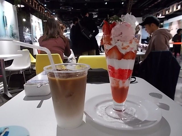 西野カナカフェ ネコ家具展 Estacao Central 避難小屋