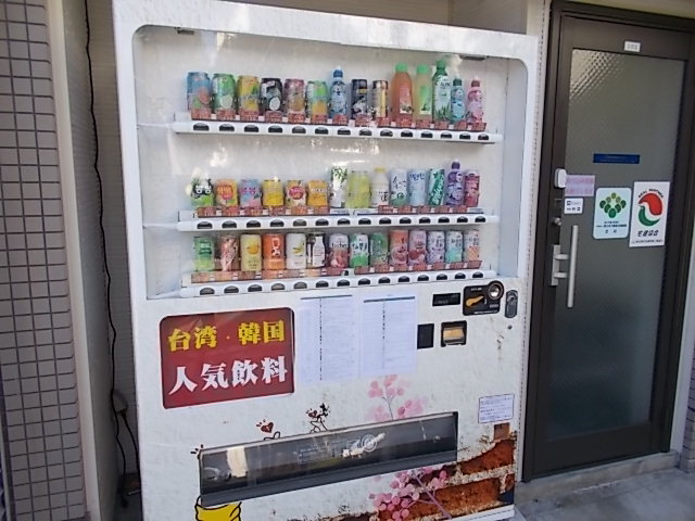 猫が寄ってきた 台湾 韓国人気飲料専門自販機 Estacao Central 避難小屋 猫が寄ってきた 台湾 韓国人気飲料専門自販機 Estacao Central 避難小屋