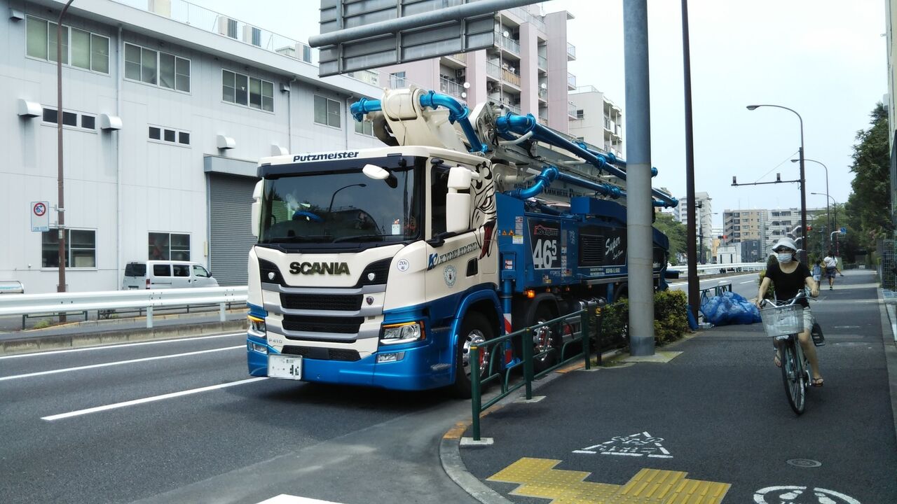 自販機に貼られた変なクレーム＆スカニアP410のコンクリートポンプ車 