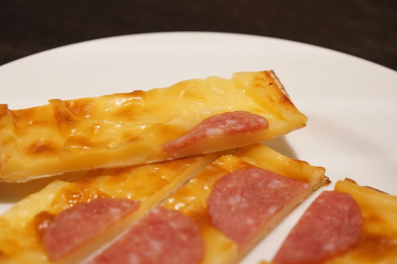 サラミをのせた焼いたチーズ わんぽの毎日ブログ