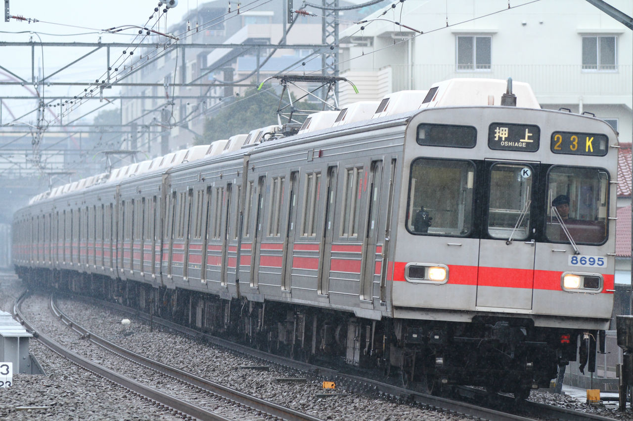 雨に打たれる東急8500系 銀色電車研究室 Nano Factory公式ブログ 雨に打たれる東急8500系 銀色電車研究室 Nano Factory公式ブログ