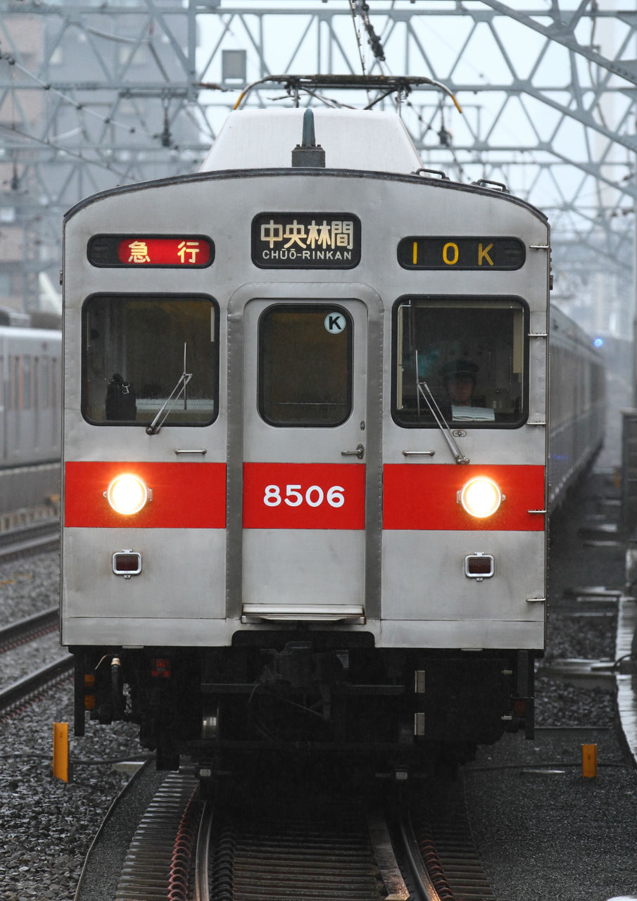 雨に打たれる東急8500系 銀色電車研究室 Nano Factory公式ブログ 雨に打たれる東急8500系 銀色電車研究室 Nano Factory公式ブログ