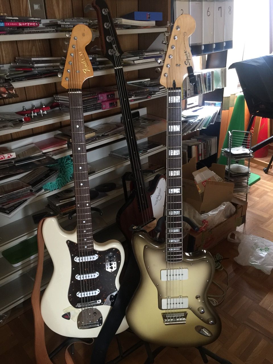 Squier「Vintage Modified Baritone Jazzmaster Antigua