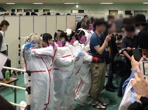 【悲報】アイドルのハグ会　ファンを警戒しフルアーマー装備ｗｗｗｗｗｗｗｗｗｗｗｗｗｗｗｗｗｗｗｗｗｗｗ