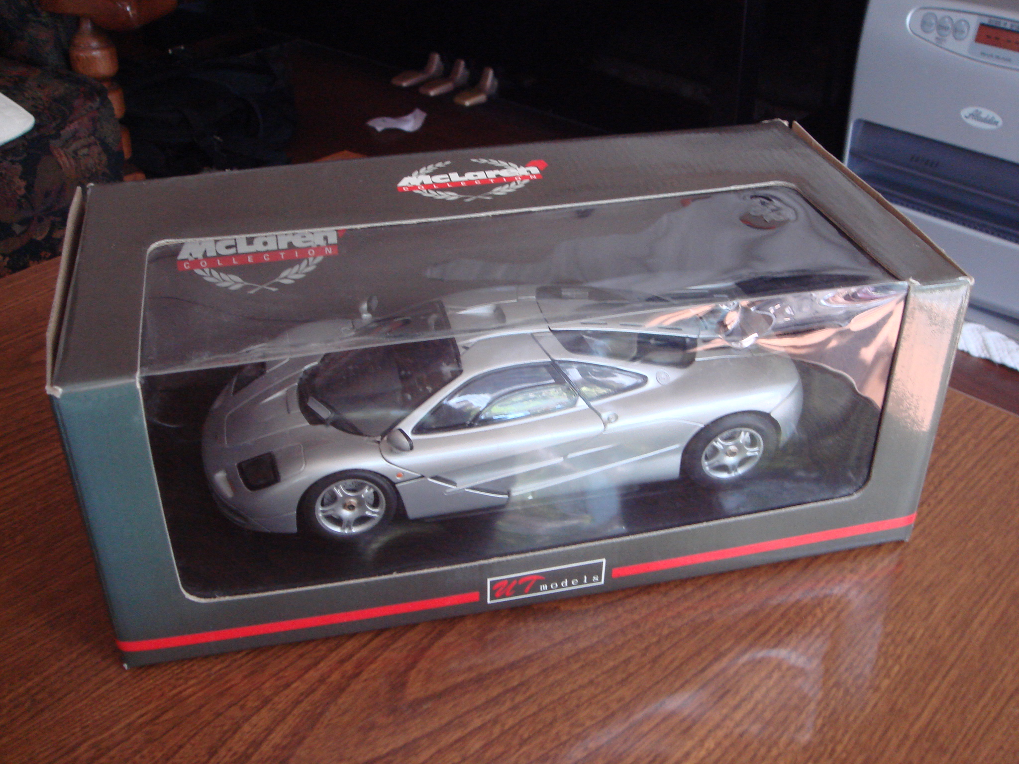 1／18 ミニカー マクラーレンF1 ロードカー シルバー UTmodels 1/18