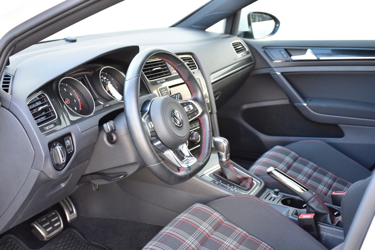 左ハンドル 乗りやすい 実はいまや輸入メーカーの新車は多くが右ハンドル そのメリットとデメリットは なぜウインカーレバーは Sinderera5 経済ニュースそうなんだ24時 左ハンドル 乗りやすい 実はいまや輸入メーカーの新車は多くが右ハンドル そのメリットとデメリットは なぜウインカーレバーは Sinderera5 経済ニュースそうなんだ24時