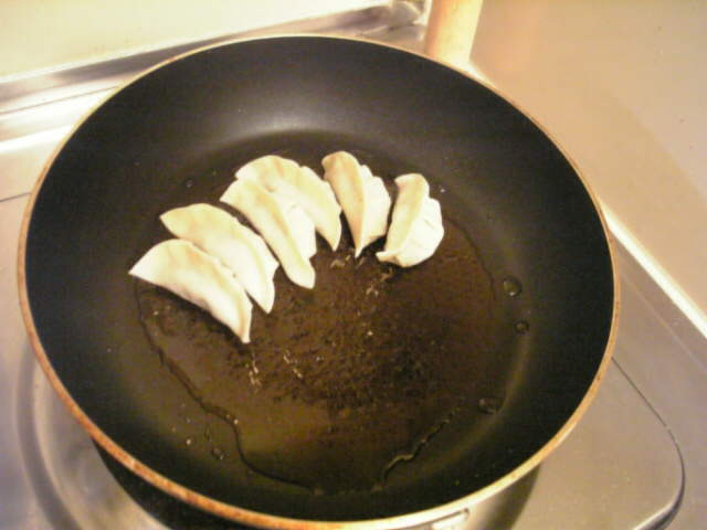 電気コンロで餃子を焼く 稽古のぢかん