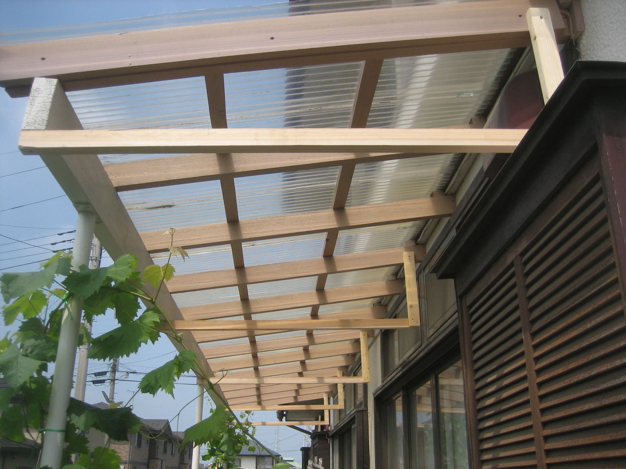 実家の軒下にブドウ棚を製作しました 歌うuncle Kの部屋の扉