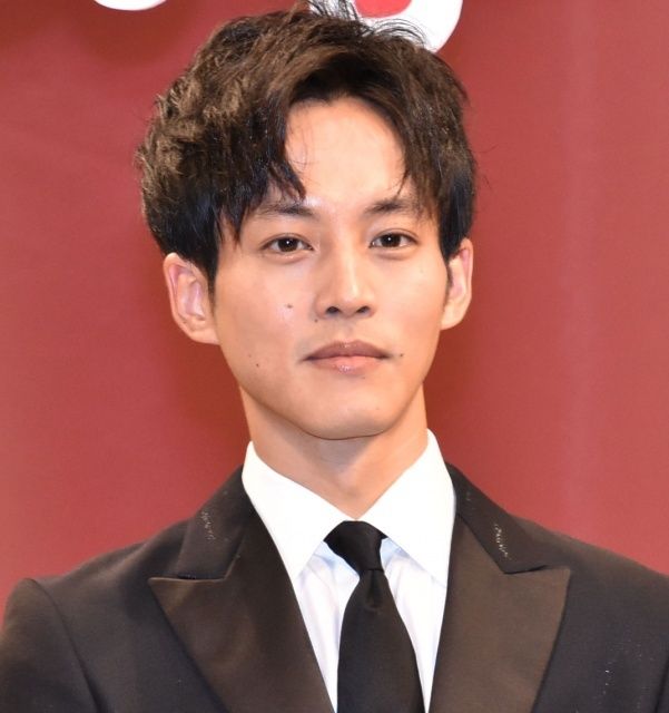 松坂桃李にハゲ疑惑 デコ出し 写真に心配の声 前髪を下ろさないと 新快速news発信局 松坂桃李にハゲ疑惑 デコ出し 写真に心配の声 前髪を下ろさないと 新快速news発信局