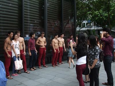 半裸の男性モデル30 40人が街にお目見え シンガポールねた