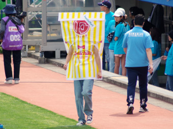 キャラ：ファミチキ先輩