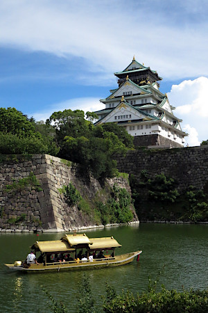 大阪城と観光船
