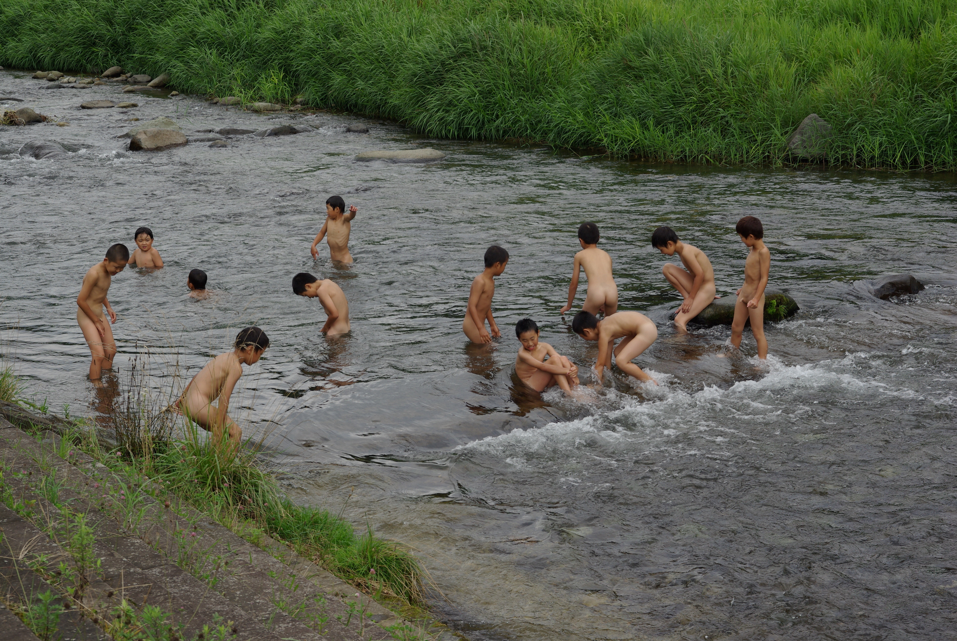 川遊び　はだか 夏本番・｢水遊び｣ : 箒川の主｢塩原河童の独り言｣