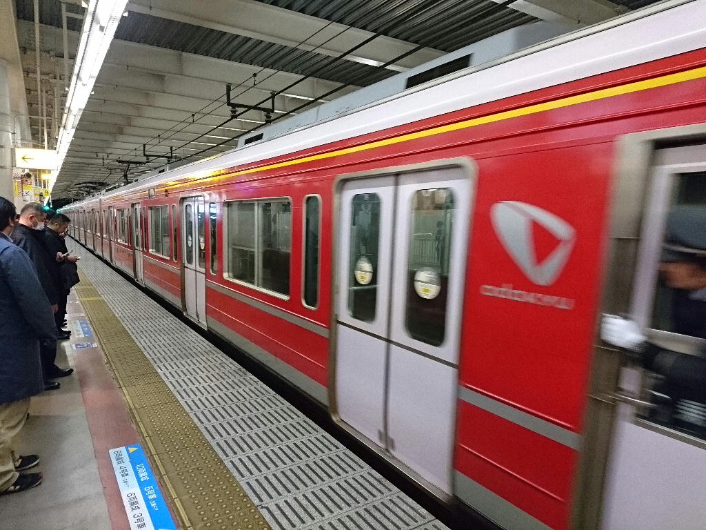 小田急の赤い1000系が海老名駅に来たよ しらちゃん日記