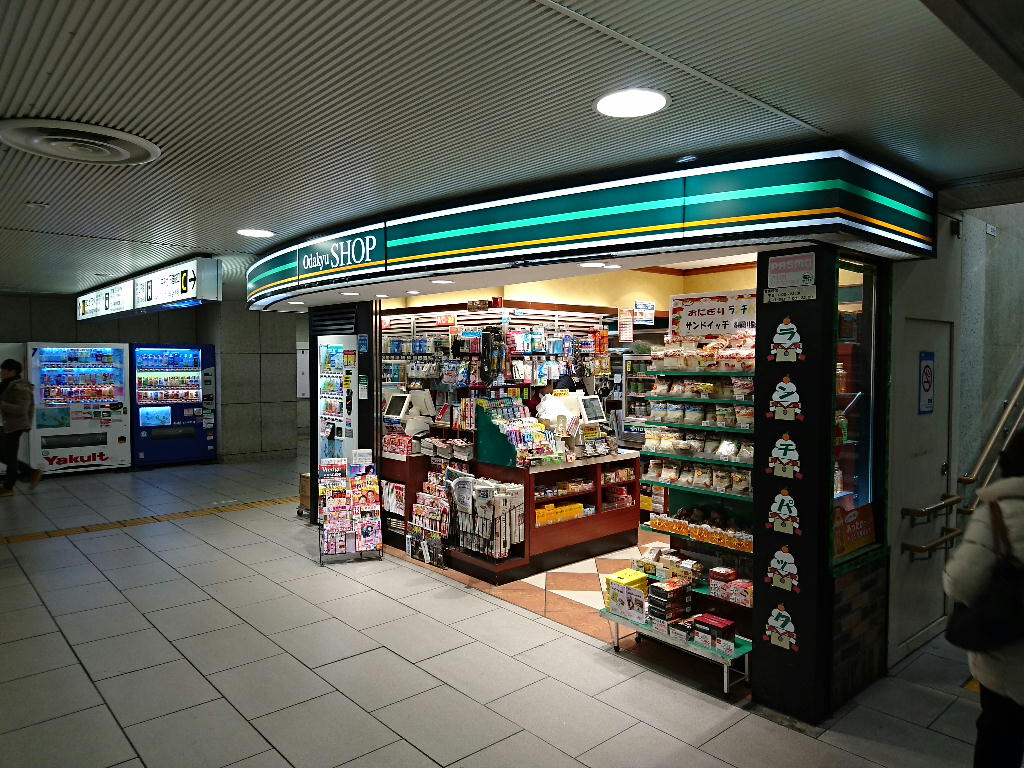 小田急新宿駅の売店はセブン・イレブンとOdakyu SHOPが混在 しらちゃん日記