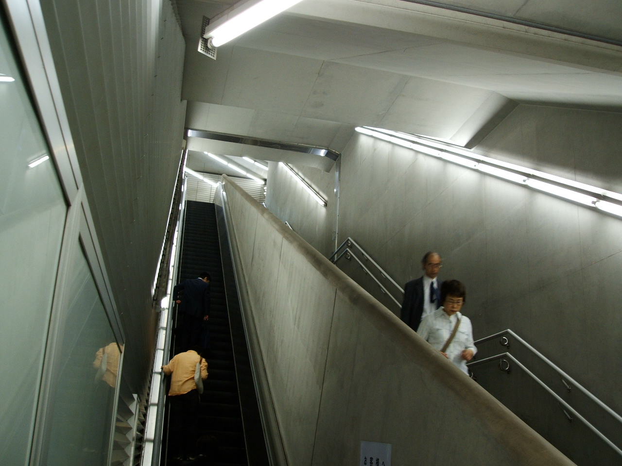 駅露出 