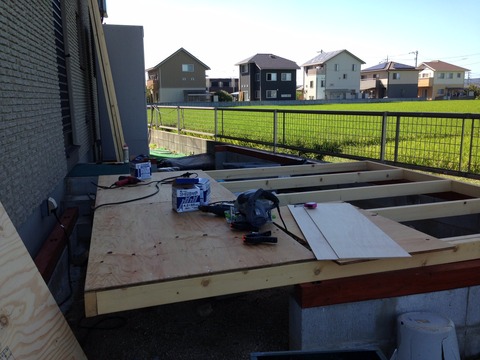 ベニア板を貼り付けた壁枠