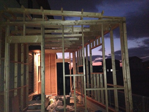 2×4で作りかけの倉庫