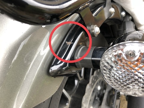 キャリアが干渉してバイクにできた傷