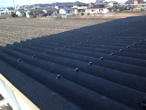 野地板に取り付けられたオンデュリン波板