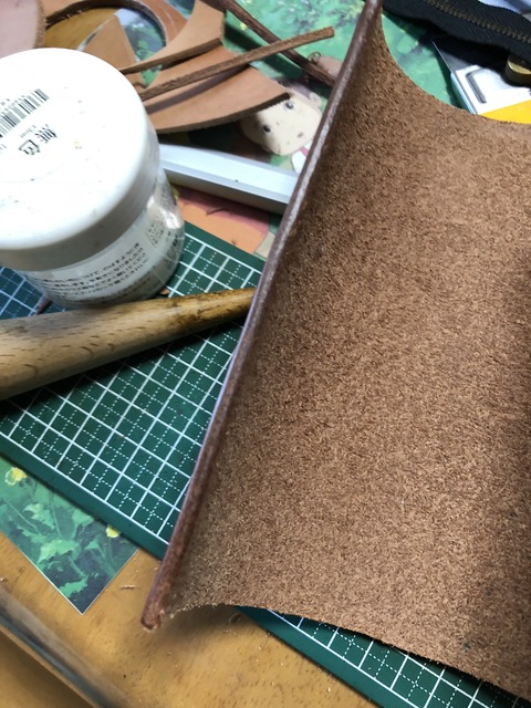 コバを磨いたCB缶用革カバー