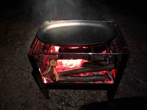 カマドグリルに載せたステーキプレート