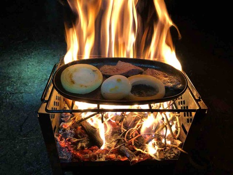 カマドグリルにのせた食材