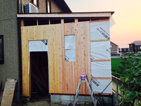 壁に貼られた透湿防水紙