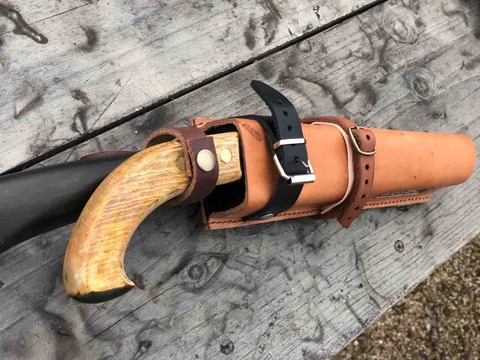 革でカスタム化されたなたとのこ