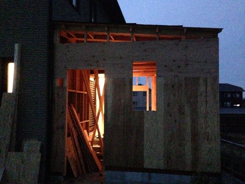 2×4で作りかけの倉庫