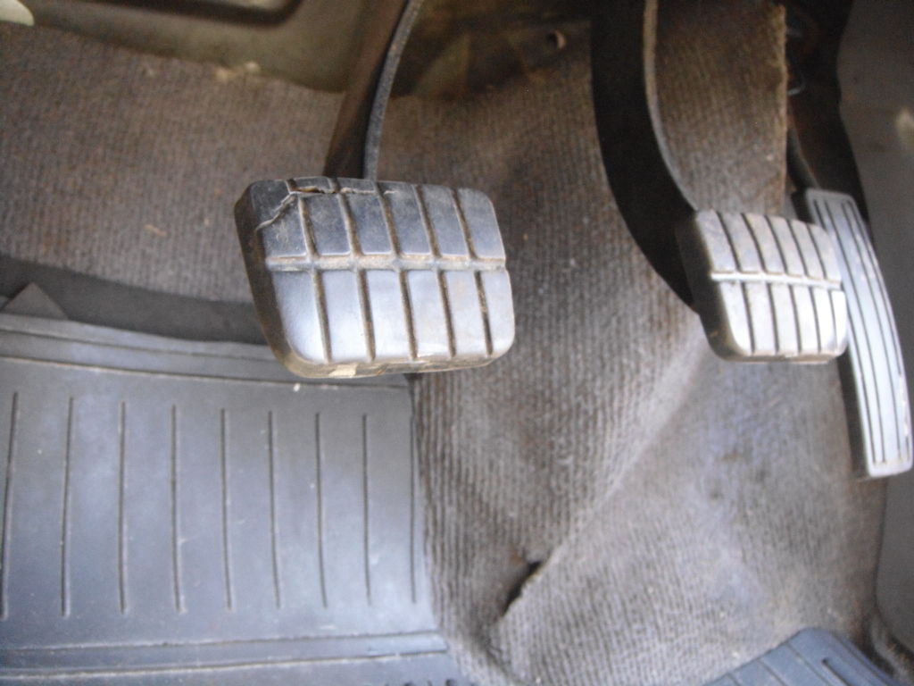 クラッチペダルカバーの交換 ダットラめざせ61万