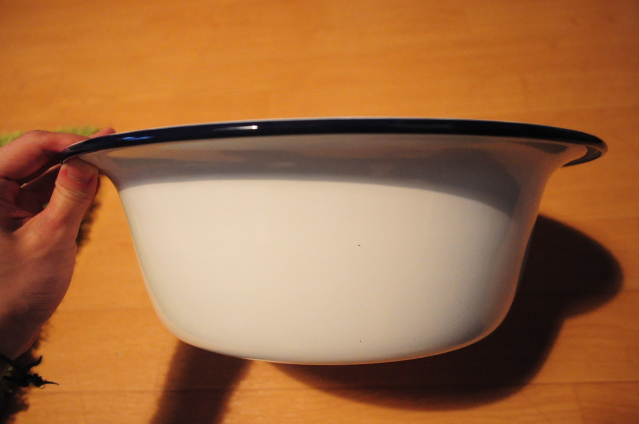 D Departmentのホーロー洗面器を洗い桶として使う 雪