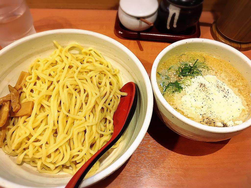 北の大地 新宿 鮭節が隠し味 チーズと白味噌の優しいつけ麺が旨い 雪