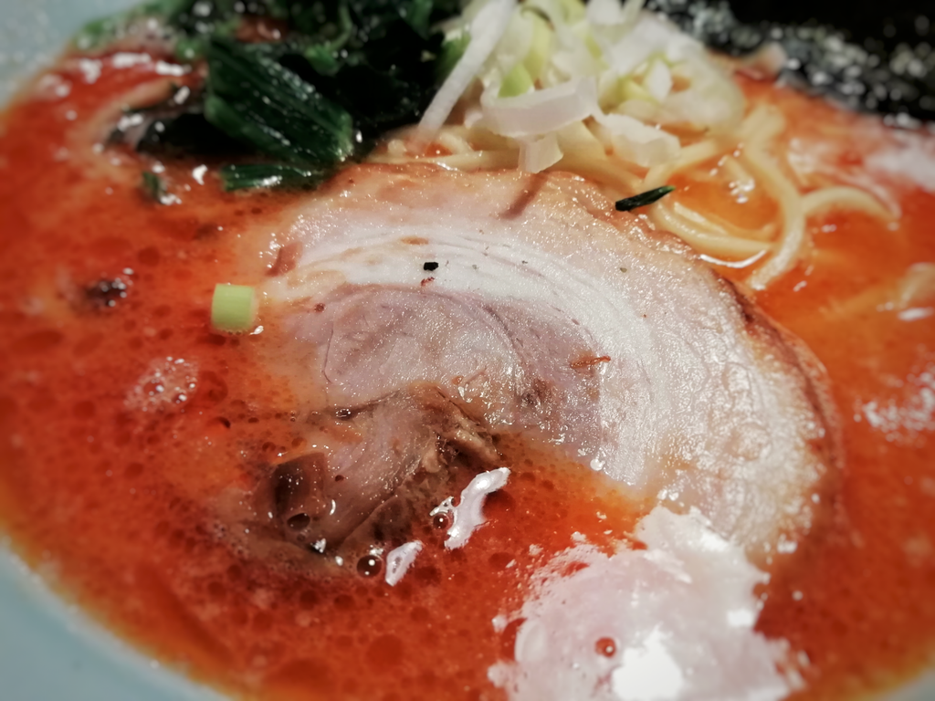 鶴一家 家系の名店で味わう激辛ラーメン 横浜 雪 鶴一家 家系の名店で味わう激辛ラーメン 横浜 雪