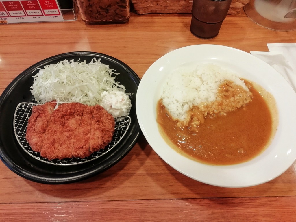 カツカレー専門店 新宿カレー こんなに分厚いカツカレーが1000円以下で 新宿 雪