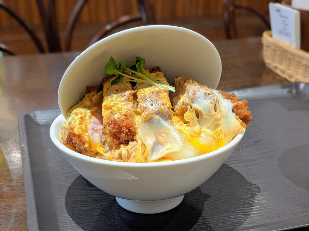 天下星 柔らかな厚切りカツ丼リピート必至 新宿 雪