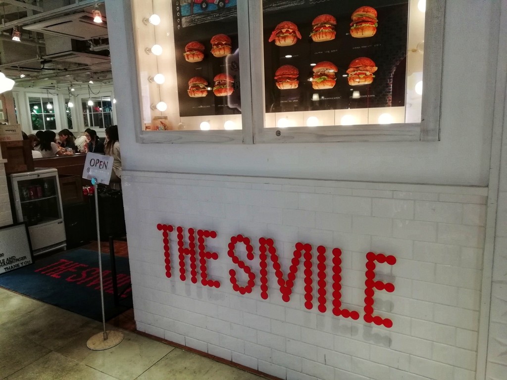 The Smile パテのジューシーさと塩気は抜群 蕩けたチーズも強め 新宿 雪 The Smile パテのジューシーさと塩気は抜群 蕩けたチーズも強め 新宿 雪