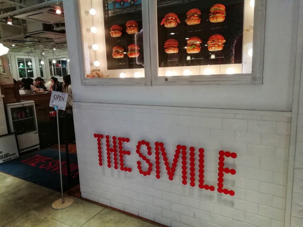 The Smile パテのジューシーさと塩気は抜群 蕩けたチーズも強め 新宿 雪