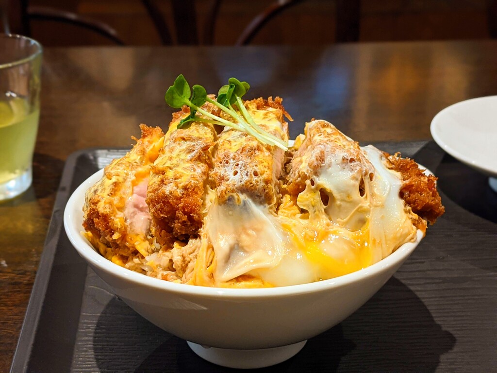 天下星 柔らかな厚切りカツ丼リピート必至 新宿 雪