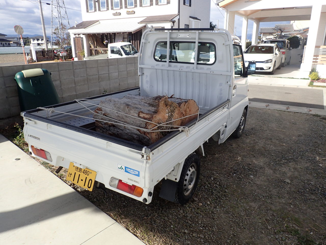 槇の木を美馬へ代車の軽トラックで 体験工房 じゃが 丸
