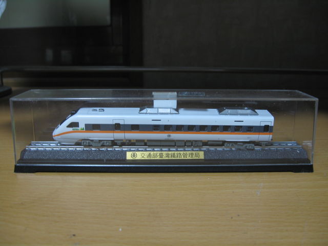 台北駅構内の「台鉄夢工場」で購入したTEMU1000形特急電車「太魯閣号