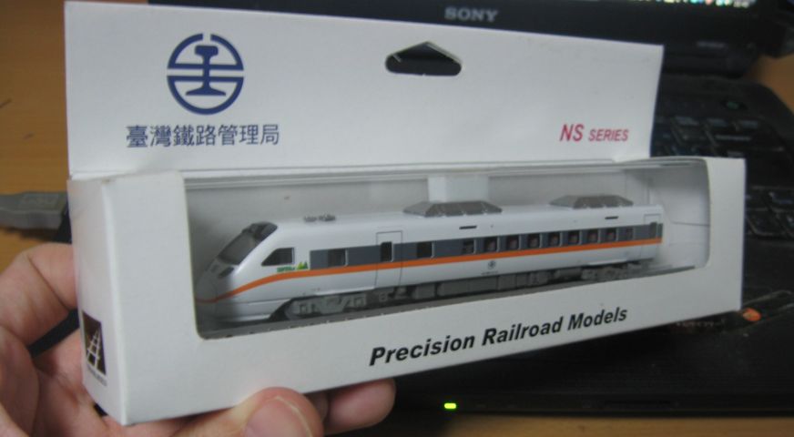 台北駅構内の「台鉄夢工場」で購入したTEMU1000形特急電車「太魯