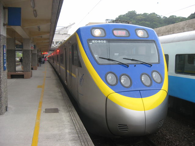 瀬戸の花嫁～JR四国8000系特急形電車と台湾鉄路管理局EMU800形