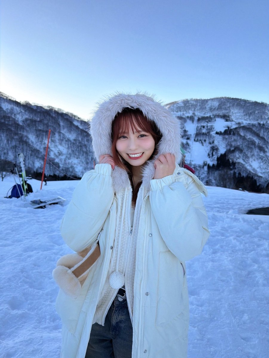 ＝LOVE 大場花菜　生写真　直筆　冬ツ白ニット衣装　ヨリ　コメあり イコラブ] 大場花菜、突然の「雪の妖精さん」姿公開で「急に冬になっ