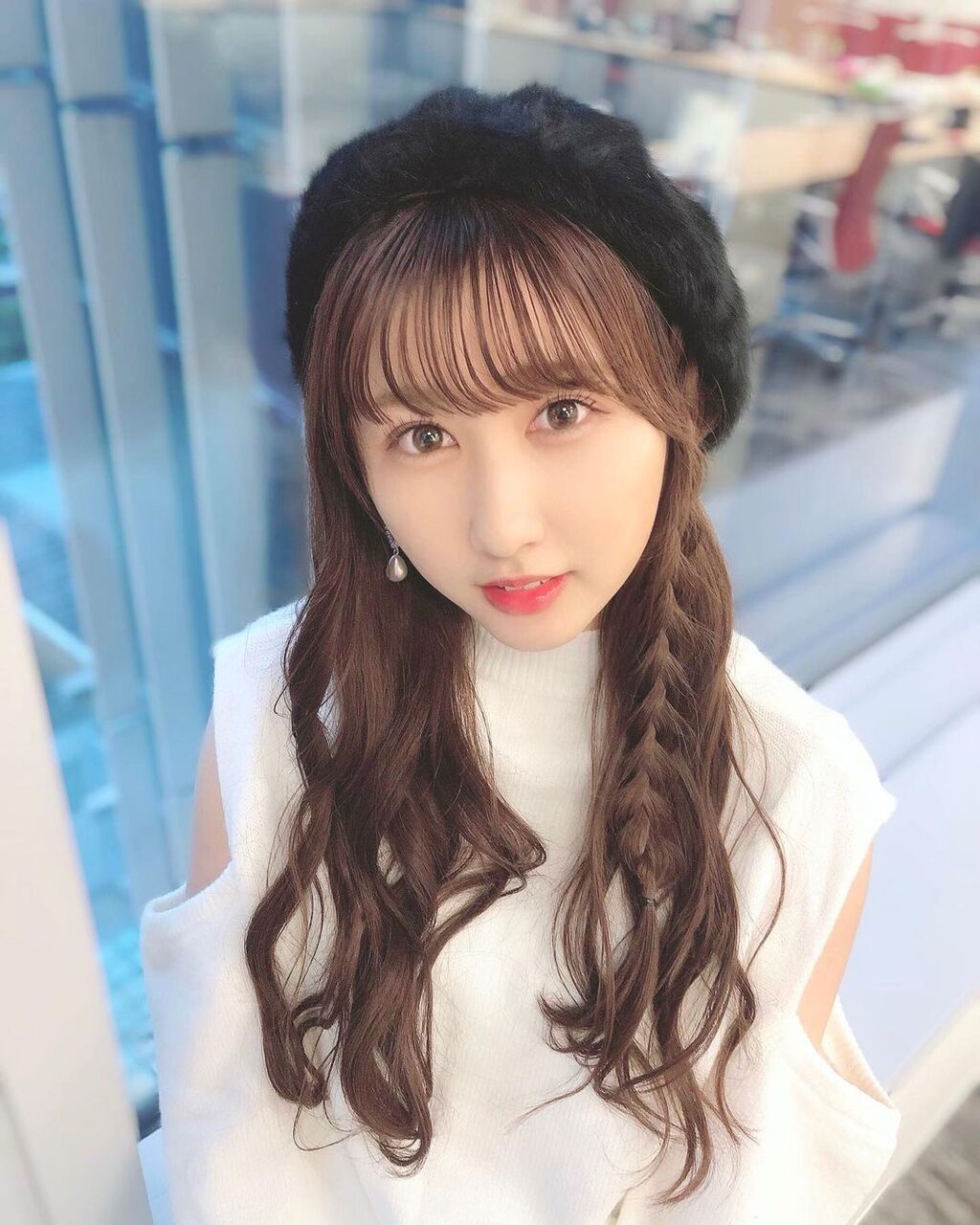 イコラブ 山本杏奈 肩あきの白ニット ベレー帽 ヘア編み込みアレンジ イコラブ プレス イコラブまとめ
