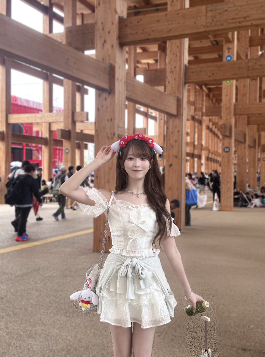 イコラブ] 大谷映美里、ミニ丈私服で万博満喫「彼女感すごい」「ミャク