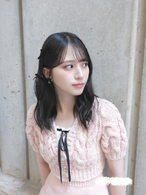 イコラブ] 舞香ちゃん、薄ピンクニット衣装のオフショット可愛すぎる