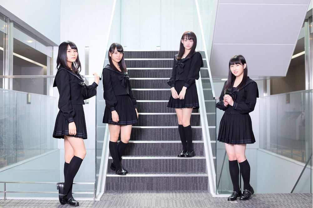 =LOVE 山本杏奈 直筆 生写真 手遅れcaution 制服 LOVE だからとて 直筆サイン入り生写真 山本杏奈 - メルカリ