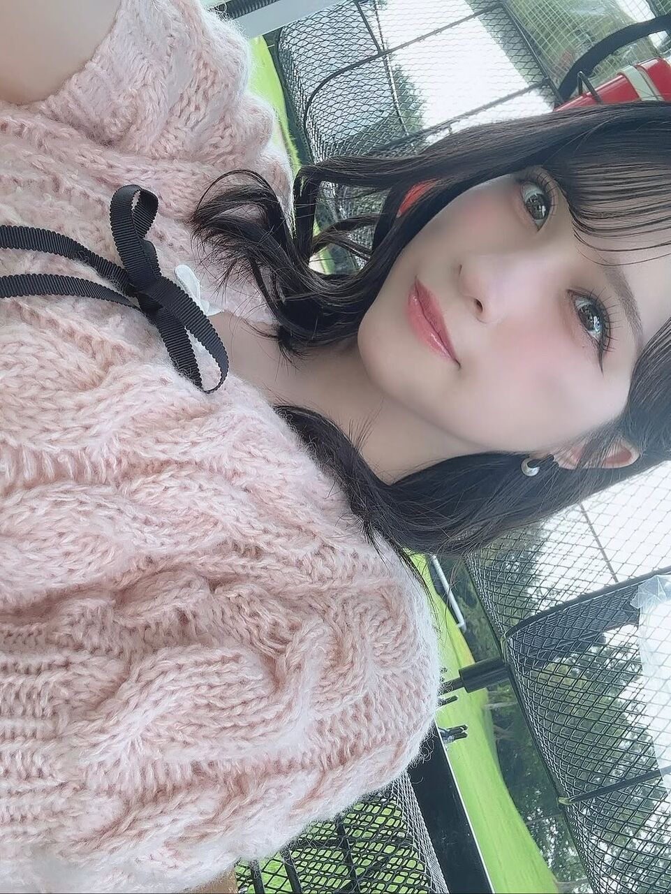 イコラブ] 舞香ちゃん、薄ピンクニット衣装のオフショット可愛すぎる